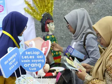 Pengunjung melihat informasi mengenai ASI saat Pekan ASI Sedunia 2019 di Kementerian Kesehatan, Jakarta, Rabu (7/8/2019). Kemenkes didukung GAIN Indonesia mempromosikan pentingnya ASI dimana pentingnya pemberian ASI kepada bayi selama enam bulan setelah kelahiran. (Liputan6.com/Angga Yuniar)