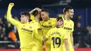 Pemain Villarreal merayakan gol yang dicetak oleh Carlos Bacca pada laga La Liga 2019 di Stadion Ceramica, Selasa (2/4). Kedua tim bermain imbang 4-4. (AP/Alberto Saiz)