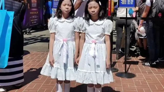Keren, Si Kembar Ini Suka Cosplay dengan Kostum Mengerikan