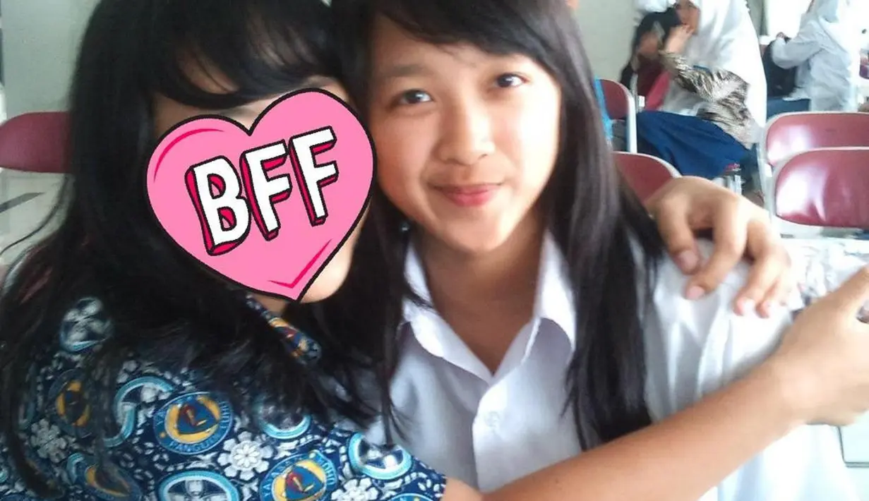 Dalam foto yang dibagikan penggemar, Idol KPop itu terlihat manis dengan seragam khas SMA, putih-abu-abu. Rambutnya terlihat berwarna hitam lebat. (twitter/sisenum).