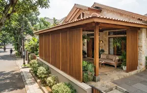 7 Ide Penutup Teras Rumah yang Sejuk tapi Tetap Tertutup, Solusi Cerdas agar Teras Tidak Terasa Pengap