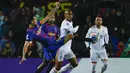 Gelandang Barcelona Sergio Busquets (kiri) berebut bola dengan gelandang Benfica Joao Mario pada matchday kelima Grup E Liga Champions di Camp Nou, Rabu (24/11/2021) dini hari WIB. Barcelona hanya mampu bermain imbang 0-0 kala menjamu Benfica. (AP Photo/Joan Monfort)