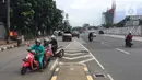 Pengendara sepeda motor melawan arus lalu lintas di sekitar flyover Tanjung Barat, Jakarta, Senin (17/2/2020). Pengendara sepeda motor nekat melawan arus lalu lintas meski perilaku buruk tersebut membahayakan keselamatan. (Liputan6.com/Immanuel Antonius)