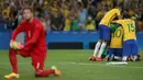 Pemain Timnas Brasil Neymar (10) berpelukan merayakan kemenangan bersama rekan satu tim usai memenangkan adu penalti melawan Jerman di Olimpiade Rio 2016 di Brasil (20/08). (REUTERS / Ueslei Marcelin)