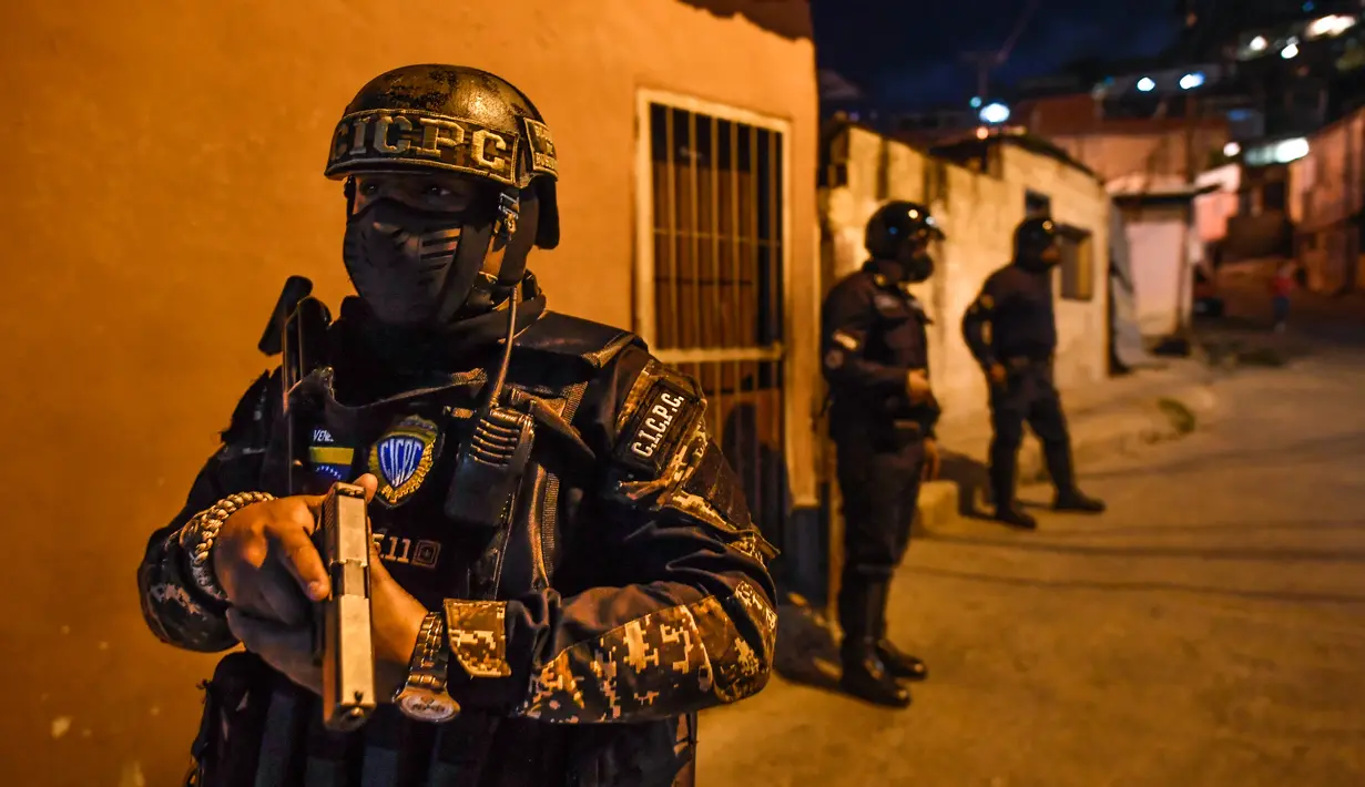 Anggota polisi ikut dalam sebuah operasi di tengah pandemi COVID-19 di Los Teques, negara bagian Miranda, Venezuela, 20 Maret 2021 Di Miranda ada aturan memakai masker serta mencegah pertemuan lebih dari lima orang, di tengah gelombang kedua pandemi. (Federico PARRA/AFP)