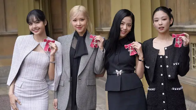 6 Gaya Elegan bak Bangsawan BLACKPINK saat Terima Gelar Kehormatan MBE dari Kerajaan Inggris