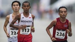 Pelari Indonesia, Agus Prayogo, berlari saat tampil pada nomor marathon SEA Games di Putrajaya, Kuala Lumpur, Sabtu (19/8/2017). Agus meraih medali perak dengan waktu dua jam 27 menit 16 detik. (Bola.com/Vitalis Yogi Trisna)