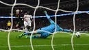 Pemain Bayer Leverkusen, Kevin Kampl, mencetak gol ke gawang Tottenham Hotspur dalam laga Grup E Liga Champions di Stadion Wembley, Kamis (3/11/2016) dini hari WIB. (Reuters/Dylan Martinez)