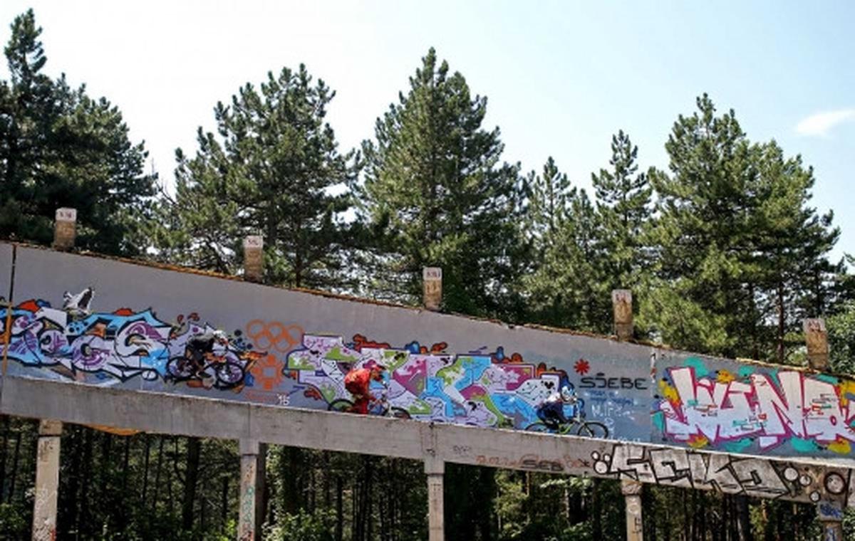 Aksi nekat bikers Downhill ngebut di lintasan miring 90 derajat