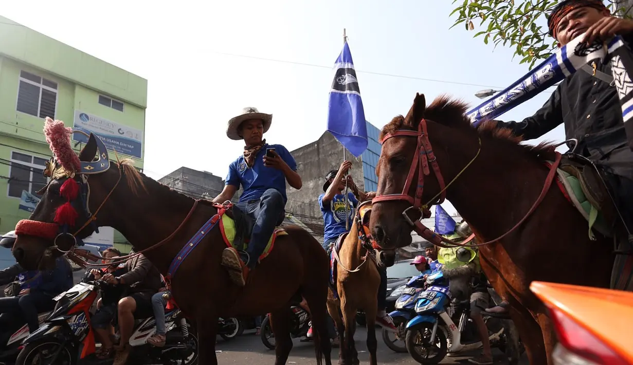 Pendukung Persib datang dari Astana Anyar dengan menggunakan kuda sebagai bentuk dukungan kepada tim kesayangannnya Persib Bandung di Bandung, Minggu (25/10/2015). (Bola.com/Nicklas Hanoatubun)