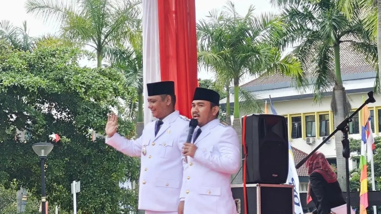 Bupati Bekasi Ade Kuswara Kunang usai dilantik di pelantikan kepala daerah serentak di Istana Kepresidenan, Jakarta, Kamis (20/2/2025).