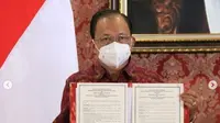 Gubernur Bali Wayan Koster usai menandatangani Memorandum Saling Pengertian dengan pihak Christian Dior (dok.instagram/@pemprov_bali/https://www.instagram.com/p/CJzklzYg2D0/Komarudin)