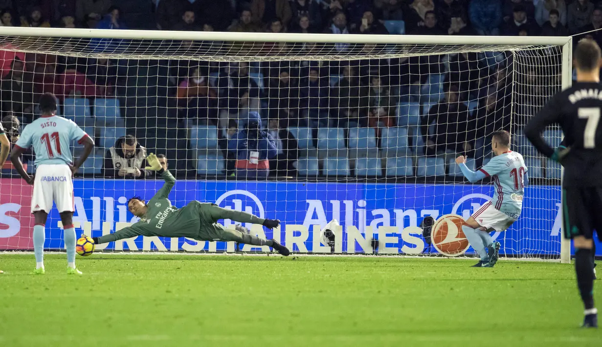 Kiper Real Madrid, Keylor Navas mengagalkan tendangan penalti pemain Celta Vigo, Iago Aspas pada pertandingan pekan ke-18 La Liga di Estadio de Balaidos, Minggu (7/1). Real Madrid ditahan imbang 2-2 saat berkunjung ke markas Celta Vigo (AP/Lalo R. Villar)