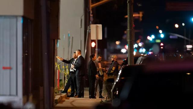 Penyelidik berkumpul di lokasi penembakan di Monterey Park, California, AS. (AP/Jae C. Hong)