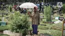 Seorang pria muslim berjalan di Tempat Pemakaman Umum (TPU) Karet Tengsin, Jakarta, Minggu (27/3/2022). Sepekan jelang datangnya bulan suci Ramadan, banyak warga yang melakukan tradisi ziarah makam untuk mendoakan keluarganya. (Liputan6.com/Faizal Fanani)