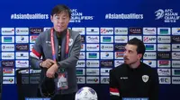 Shin Tae-yong mencoba untuk tetap santai meski sedang dalam tekanan setelah Timnas Indonesia dibantai Timnas Jepang 0-4 pada Kamis (15/11/2024). (Bola.com/M Iqbal Ichsan)