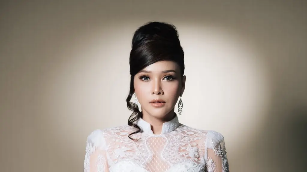 Kali ini, Maia tampil bak pengantin klasik dalam balutan gaun lace putih yang feminin, dipadukan dengan tatanan rambut menjulang tinggi yang langsung mengingatkan pada gaya glamor era 60-an. Penampilannya sukses memberi kesan anggun, mewah, sekaligus artsy dalam waktu bersamaan. [@maiaestiantyreal].