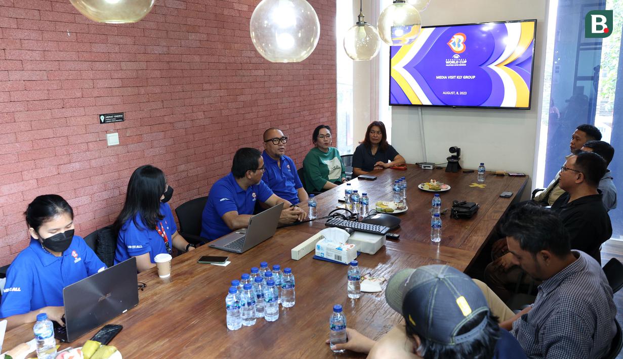 <p>Suasana pertemuan perwakilan LOC Panitia Lokal FIBA World Cup 2023 dengan petinggi redaksi KLY di dapur redaksi KLY Grup, Gondangdia, Jakarta, Selasa (8/8/2023). (Bola.com/M Iqbal Ichsan)</p>