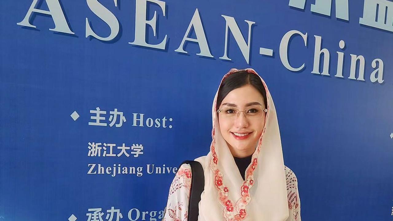 Novita Hardini, istri Bupati Trenggalek, memang tak henti-hentinya menginspirasi. Setelah tuai banyak pujian karena perannya dalam Film Buya Hamka, kini Novita dapat beasiswa belajar di Universitas Zhejiang, China.