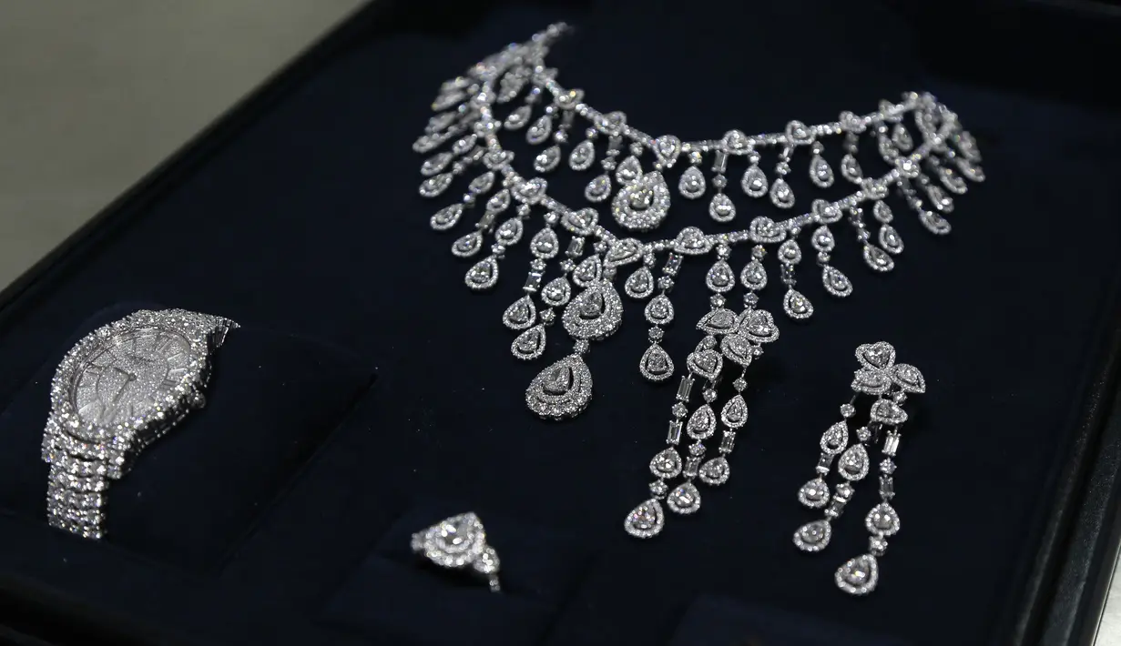Perhiasan buatan Chopard dari Swiss itu ditemukan di sebuah ransel yang dibawa seorang pendmaping menteri tambang dan energi Brasil yang baru kembali dari Riyadh pada Oktober 2021. (Photo by Miguel SCHINCARIOL / AFP)