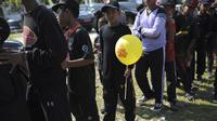 Anak-anak mengantre untuk mendapat giliran saat kampanye imunisasi polio di Sigli Town Square di Pidie, Aceh, Senin (28/11/2022). Salah satu kemungkinan penyebab munculnya kasus polio di Aceh berkaitan dengan rendahnya cakupan imunisasi di wilayah tersebut. (AP Photo/Riska Munawarah)