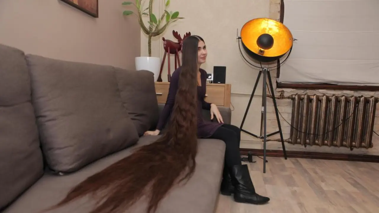 Tak Pernah Potong Rambut 20 Tahun, Cewek Ini Jadi Rapunzel 