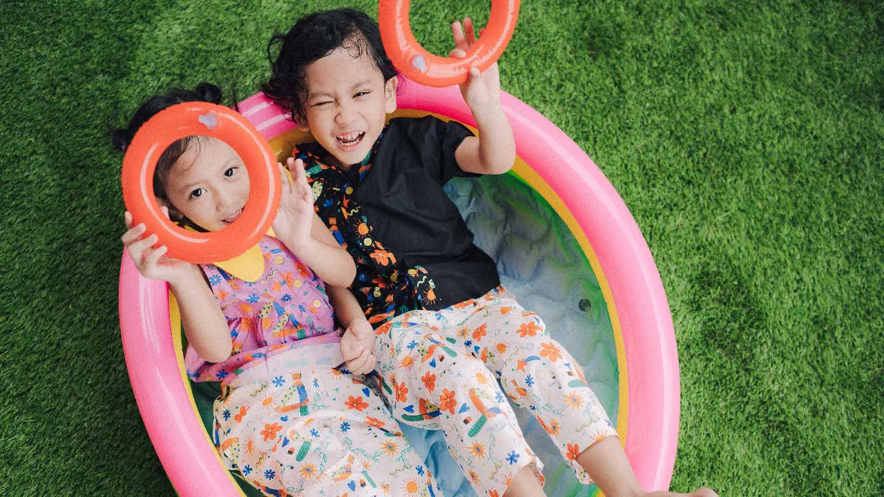 Brand fashion lokal anak, khas Kim & Kin baru saja luncurkan koleksi pakaian yang ramah lingkungan cocok untuk libur akhir tahun bersama keluarga