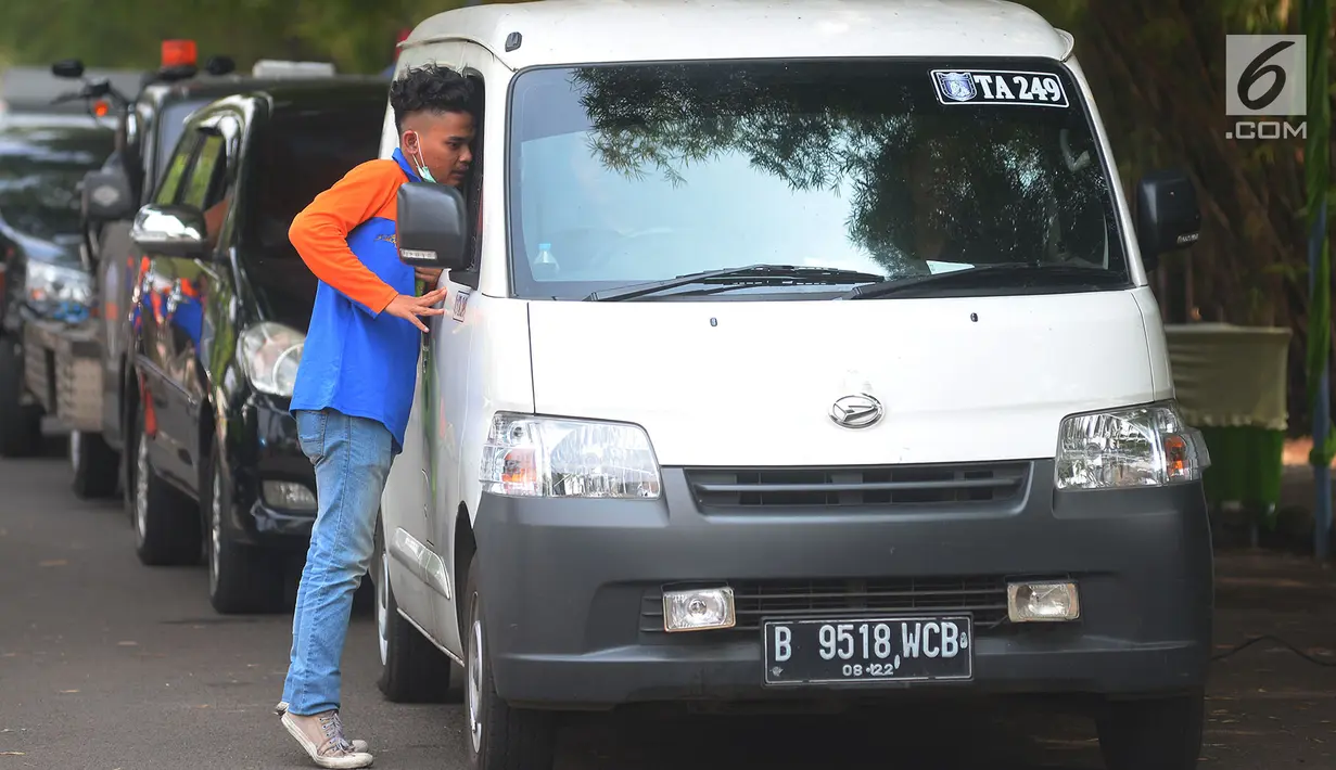 Sejumlah kendaraan mengantre untuk melakukan uji emisi di Kalibata, Jakarta, Rabu (24/7). Uji emisi kendaraan di lakukan untuk kadar kualitas udara perkotaan, seiring meningkatnya volume kendaraan bermotor di kota-kota besar. (Merdeka.com/Imam Buhori)