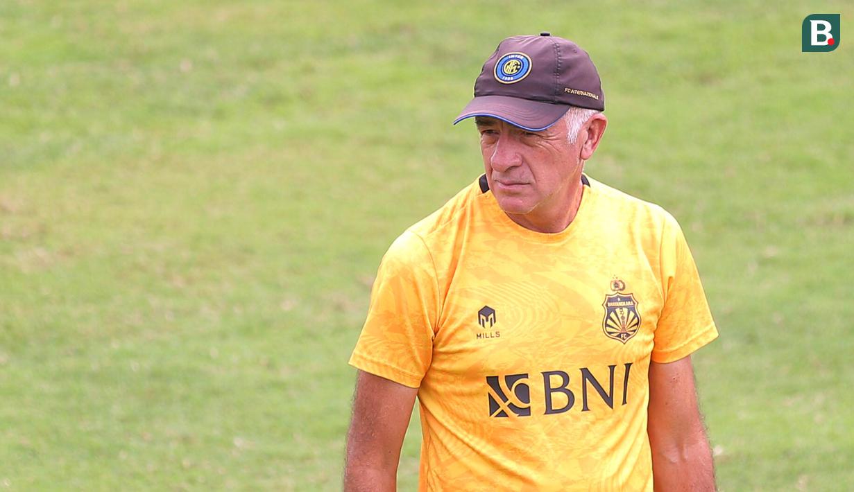 Pelatih Bhayangkara FC, Mario Gomez, mengamati permainan anak asuhnya saat sesi latihan di Lapangan B Senayan, Jakarta, Kamis (4/1/2023). (Bola.com/M Iqbal Ichsan)