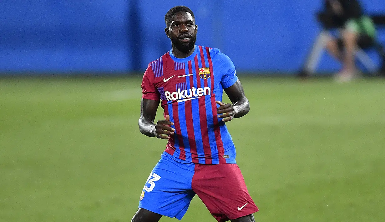 Samuel Umtiti. Bek tengah ini didatangkan dari Lyon pada awal musim 2016/2017. Pada dua musim pertamanya ia sempat jadi pilihan utama di lini belakang Barcelona. Setelah itu performanya menurun dan lebih sering dicadangkan akibat cedera. Musim ini ia sama sekali belum dimainkan. (AFP/Pau Barrena)