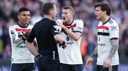 Pemain Manchester United, Matthijs de Ligt, melakukan protes kepada wasit saat melawan West Ham United pada laga pekan ke sembilan Liga Inggris di Stadion London, Minggu (27/10/2024). (John Walton/PA via AP)
