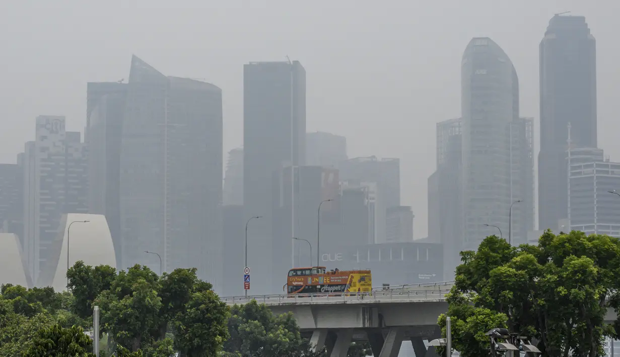 Pemandangan saat kabut asap menyelimuti Singapura, Rabu (18/9/2019). Kebakaran hutan Indonesia menyebarkan kabut asap hingga Singapura dan Malaysia. Menurut BMKG, kabut asap akibat kebakaran hutan di Indonesia menyebar ke Malaysia dan Singapura karena terbawa angin. (Mladen ANTONOV/AFP)