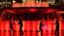 Sejumlah orang penggemar film Star Wars beradu pedang saat mengikuti Glow Battle Tour di Grand Park, Los Angeles (15/12). Mereka melakukan perang pedang bak di film Star Wars. (Photo by Chris Pizzello/Invision/AP)