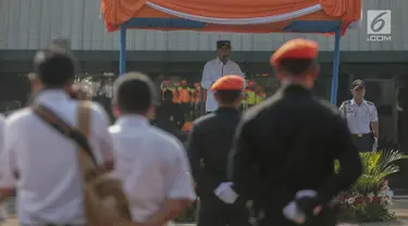 Menteri Perhubungan Budi Karya memimpin apel persiapan pengamanan dan angkutan lebaran 2019 di Stasiun Gambir, Jakarta, Minggu (26/5/2019). Menhub dalam sambutanya mengatakan jika tahun ini Kereta Api menjadi salah satu moda transportasi favorit bagi para pemudik. (Liputan6.com/Faizal Fanani)