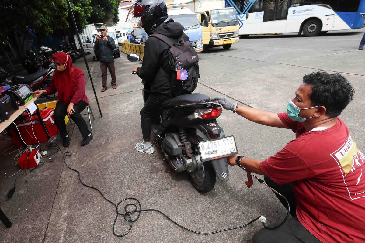 FOTO: Uji Emisi Gratis Digelar di Terminal Blok M Jakarta Selatan