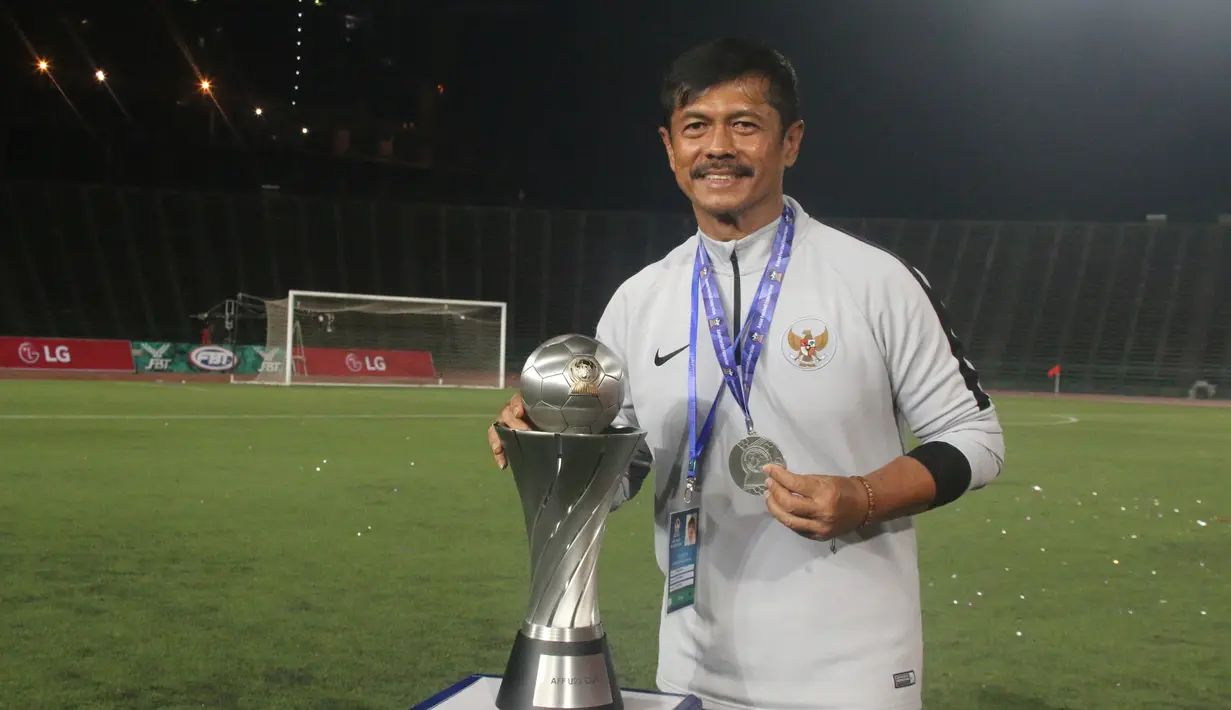 <p>Pelatih Timnas Indonesia, Indra Sjafri, merayakan gelar juara Piala AFF U-22 2019 setelah mengalahkan Thailand pada laga final di Stadion National Olympic, Phnom Penh, Selasa (26/2). Indonesia menang 2-1 atas Thailand. (Bola.com/Zulfirdaus Harahap)</p>