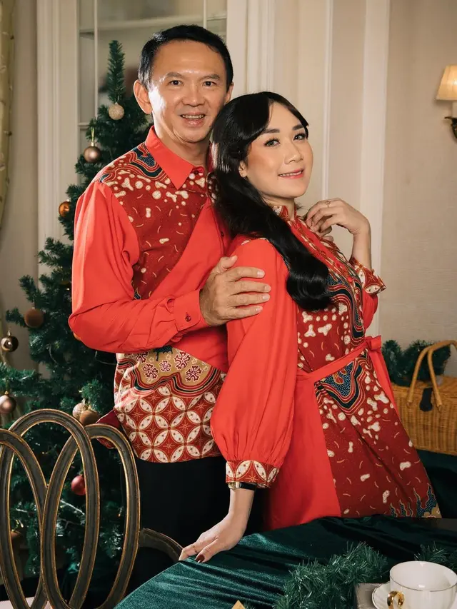 6 Potret Gaya Ahok dan Puput Nastiti di Perayaan Natal 2023, Berbatik Nuansa Merah