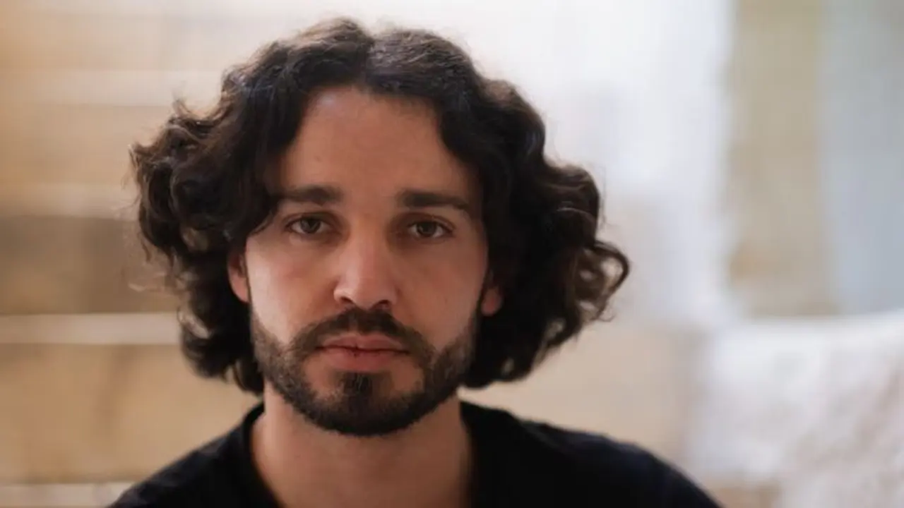 Ilustrasi Gaya Rambut Ikal (Levi Meir Clancy/Unsplash)