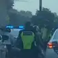 Viral video sejumlah anggota polisi lalu lintas (polantas) yang mengadang rombongan pemotor yang kedapatan masuk ke ruas Tol Jagorawi, sekitar keluar Gerbang Tol TMII mengarah ke Bogor (Istimewa)