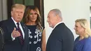 Presiden AS Donald Trump dan Ibu Negara Melania Trump menyambut kedatangan Perdana Menteri Israel Benjamin Netanyahu (kanan) dan istrinya Sara di Halaman Utara Gedung Putih di Washington, DC pada 15 September 2020. (AFP/Andrew Caballero-Reynolds)