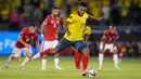 Penyerang Kolombia Miguel Borja mencetak gol dari titik penalti ke gawang Chile pada lanjutan Kualifikasi Piala Dunia 2022 zona Amerika Selatan di Estadio Metropolitano Roberto Meléndez, Jumat (10/9/2021) pagi WIB. Dua gol Miguel Borja memastikan Kolombia menang 3-1 atas Chile. (AP/Fernando Vergara)