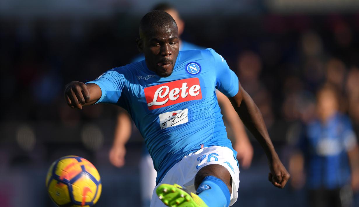 Bek Napoli, Koulibaly ialah satu dari beberapa bek tengah terbaik di dunia. Torehan golnya cukup produktif yang saat ini sudah meraih 8 gol sejak bersama Napoli. (AFP/Marco Bertorello)