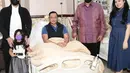 Lebih lanjut, Agus Yudhoyono mengungkap keinginan untuk menjadi lebih istikamah dan tawadhu dalam memberi manfaat bagi banyak orang, memperjuangkan harapan masyarakat, dan mengabdi bagi bangsa negara. “Dari hati yang terdalam, saya berdoa semoga para sahabat sekalian dikaruniai kesehatan, kebahagiaan, kesuksesan serta lindungan Allah SWT,” Agus Yudhoyono mengakhiri. (Foto: Dok. Instagram @annisayudhoyono)