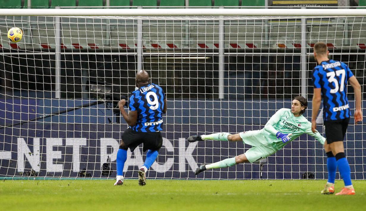 Striker Inter Milan, Romelu Lukaku, mencetak gol lewat tendangan penalti ke gawang AC Milan pada laga perempat final Coppa Italia di Giuseppe Meazza, Selasa (26/1/2021). Inter Milan menang dengan skor 2-1. (AP/Antonio Calanni)