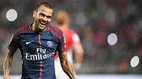 7. Dani Alves (Paris Saint-Germain) – Sebelum menjadi pesepak professional bek timnas Brasil ini pernah bekerja sebagai pelayan dan bertani. Mimpi yang tinggi untuk menjadi pesepak bola membuatnya bangkit untuk menggapai cita-cita. (AFP/Franck Fife)