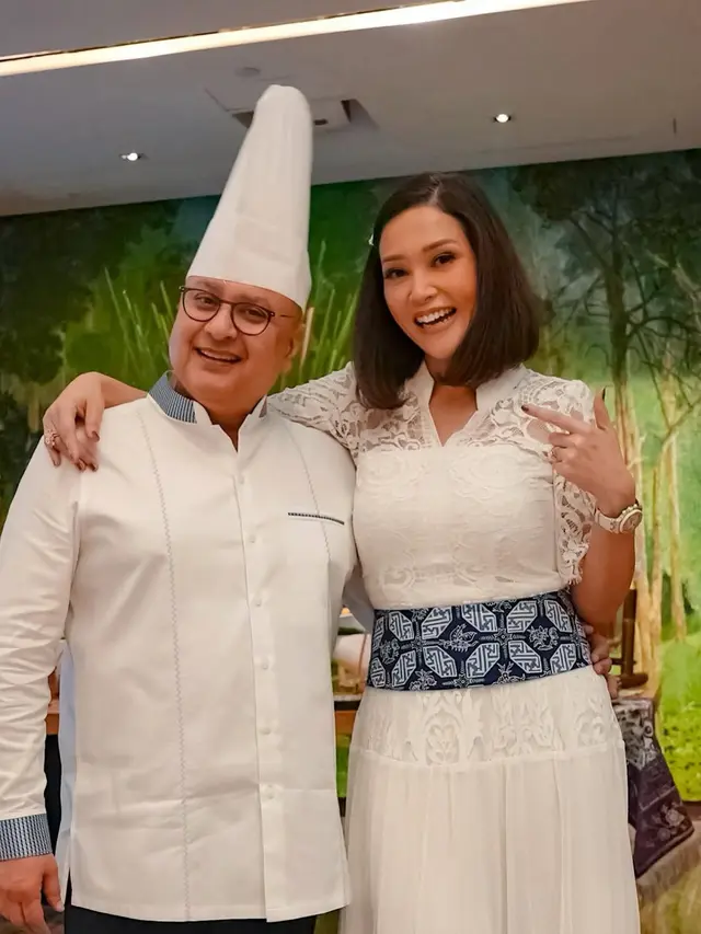 6 Inspirasi Baju Brokat Elegan ala Maia Estianty