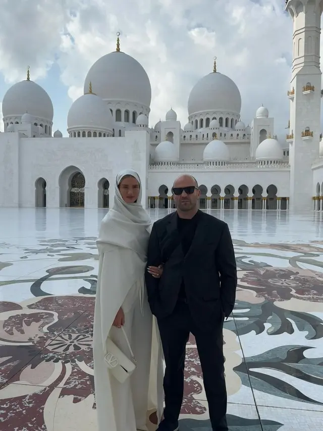Jason Statham Kunjungi Masjid Syekh Zayed di Abu Dhabi dengan Rosie Huntington-Whiteley. (Instagram/