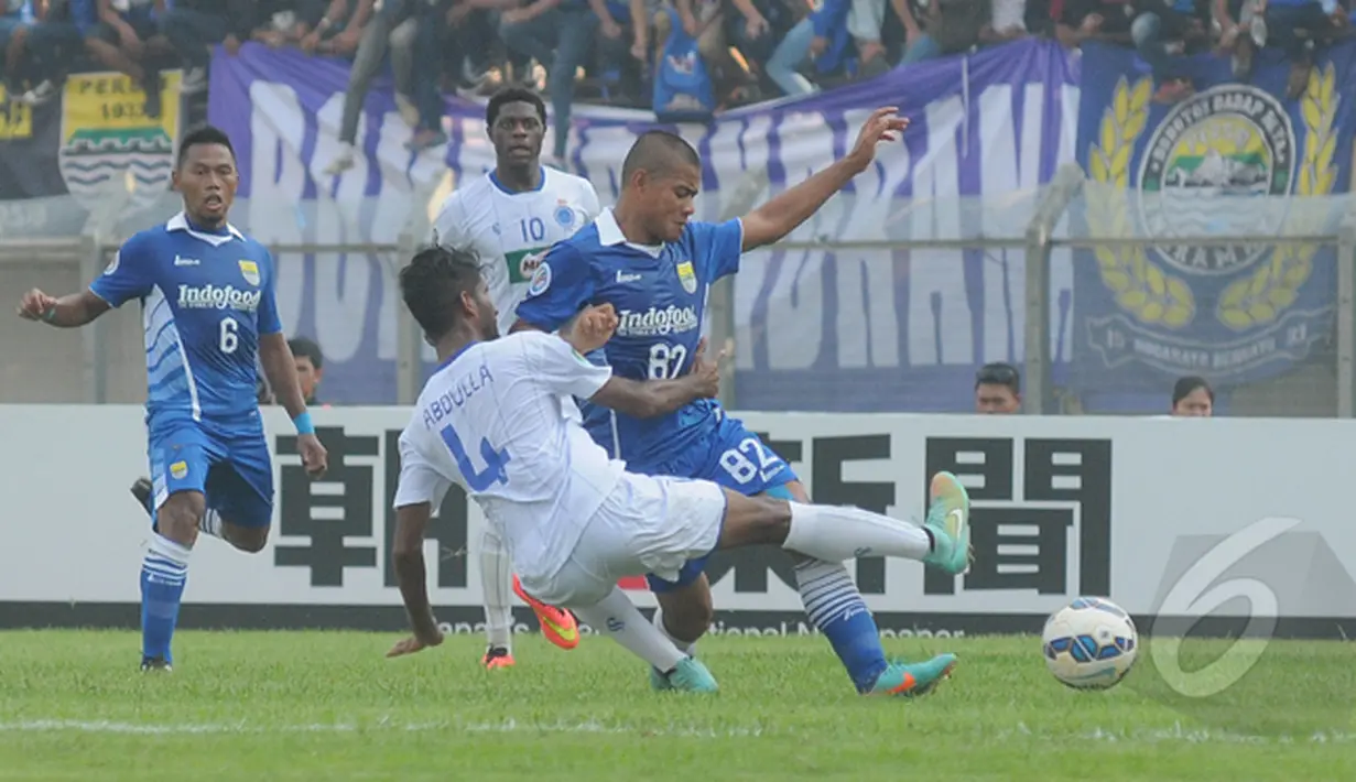 Kedua tim bermain ngotot. Meski sudah melesakkan gol terlebih dahulu, Persib tak mengendurkan serangan, Bandung, Rabu (25/2/2015). Persib menang 4-1 atas tamunya New Radiant di laga perdana AFC Cup 2015 (Liputan6.com/Herman Zakharia)