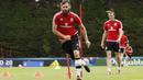 Ashley Williams berlatih serius bersama timnya di COSEC Stadium, Dinard, Prancis, (28/6/2016). (REUTERS/Gonzalo Fuentes)