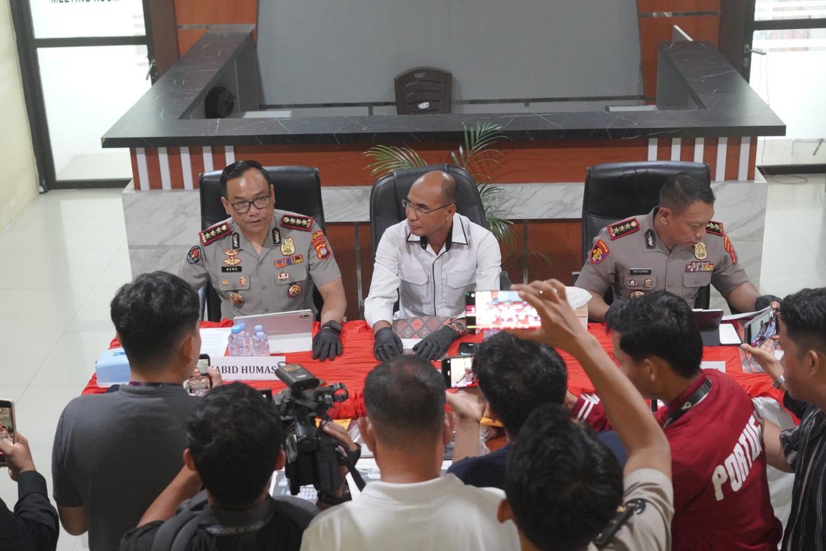 Ditres Narkoba Polda Sulbar menggelar jumpa pers terkait kasus peredaran narkoba yang melibatkan anggota Polri dan pejabat Pemprov Sulbar